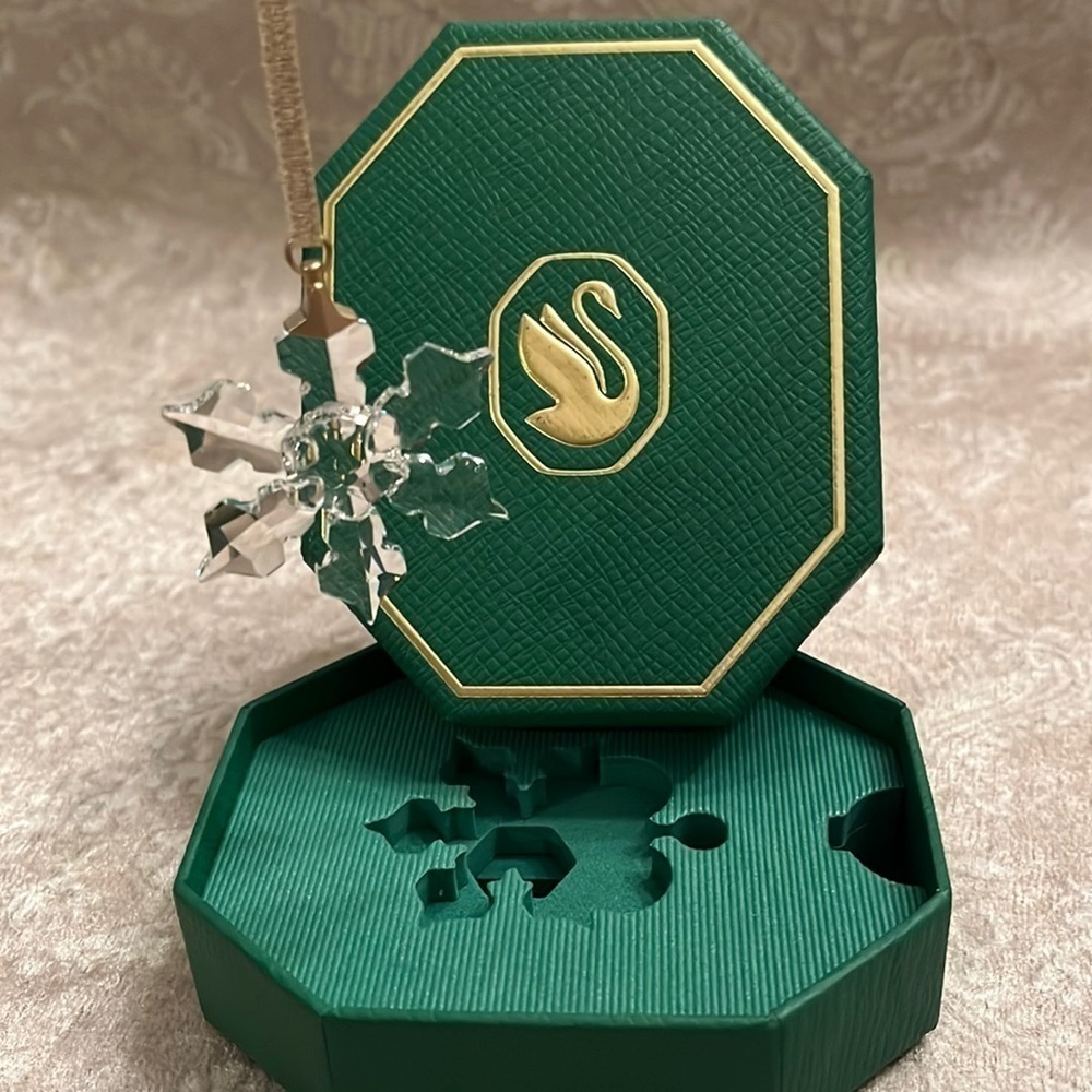 Brand New Swarovski White Crystal Little Snowflake Ornament Christmas Decoration